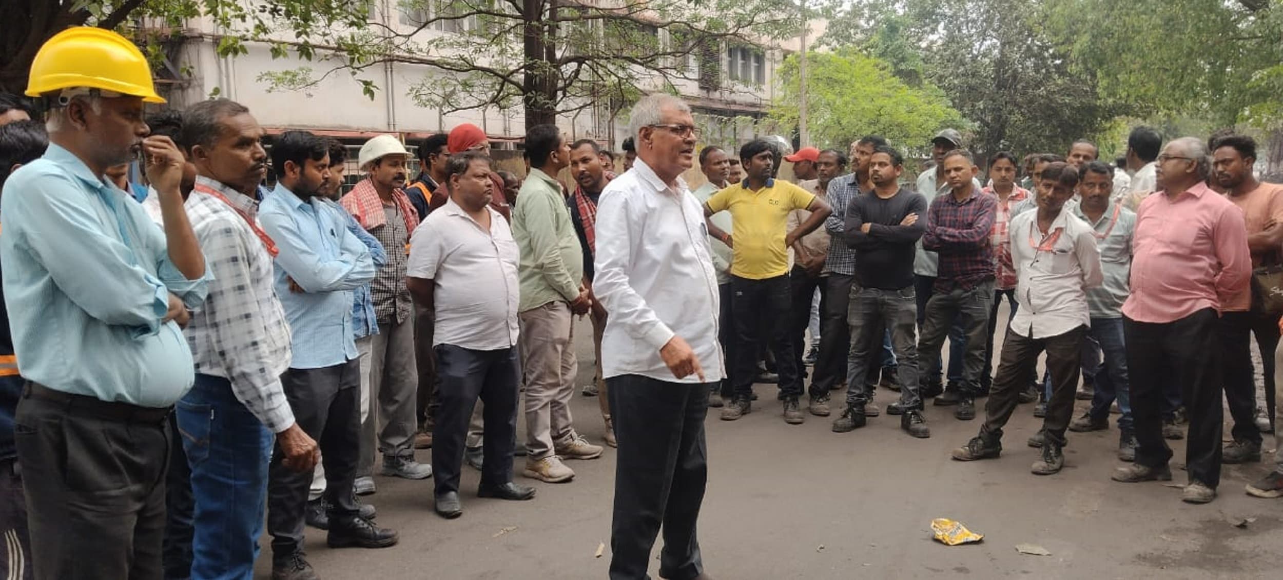 Bokaro News : काम से बैठाये गये मजदूरों को वापस लेने की मांग को लेकर प्रदर्शन