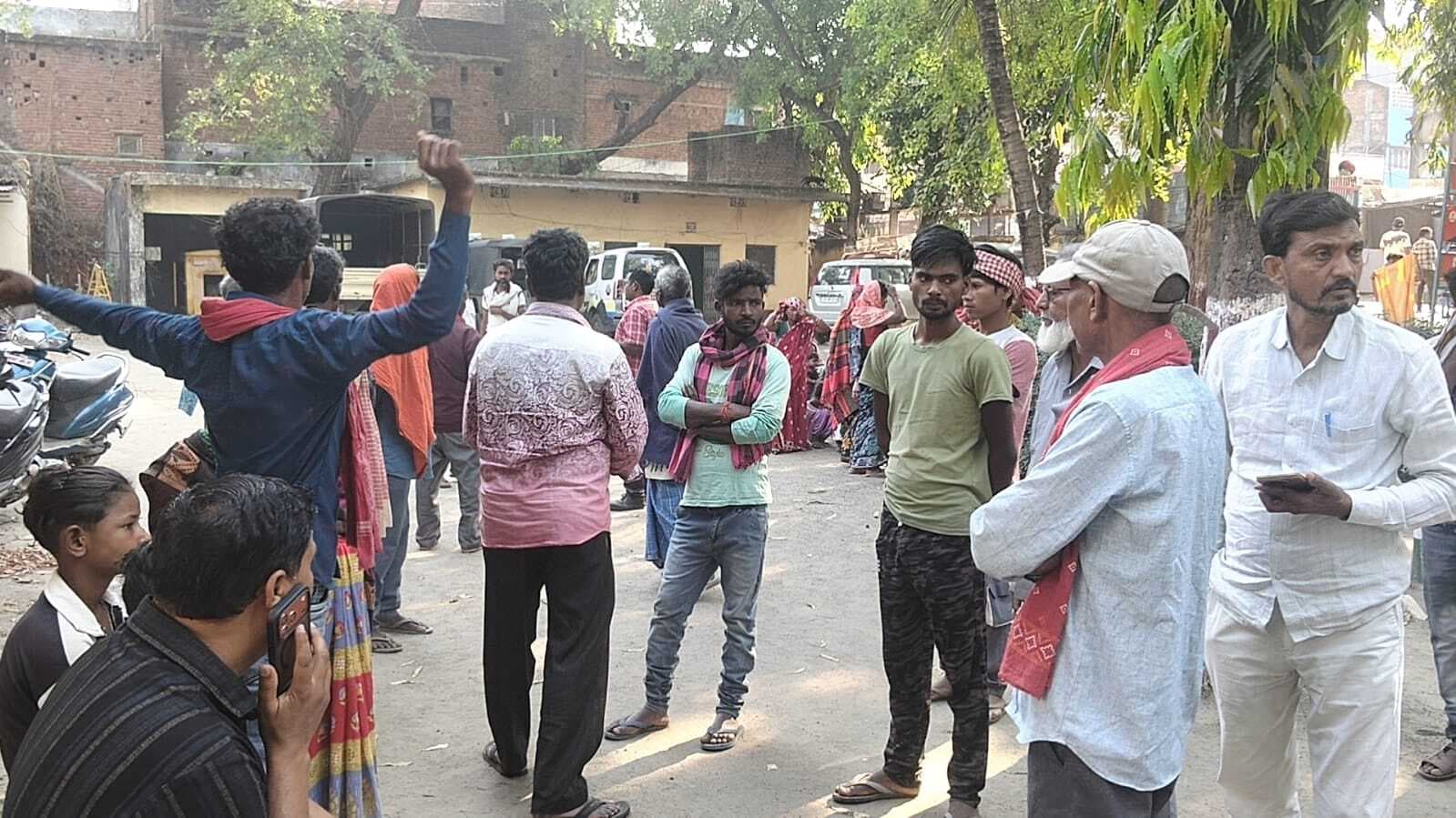 Gridih News : बाइक के धक्के से एक व्यक्ति की मौत, आक्रोशित लोगों ने की सड़क जाम