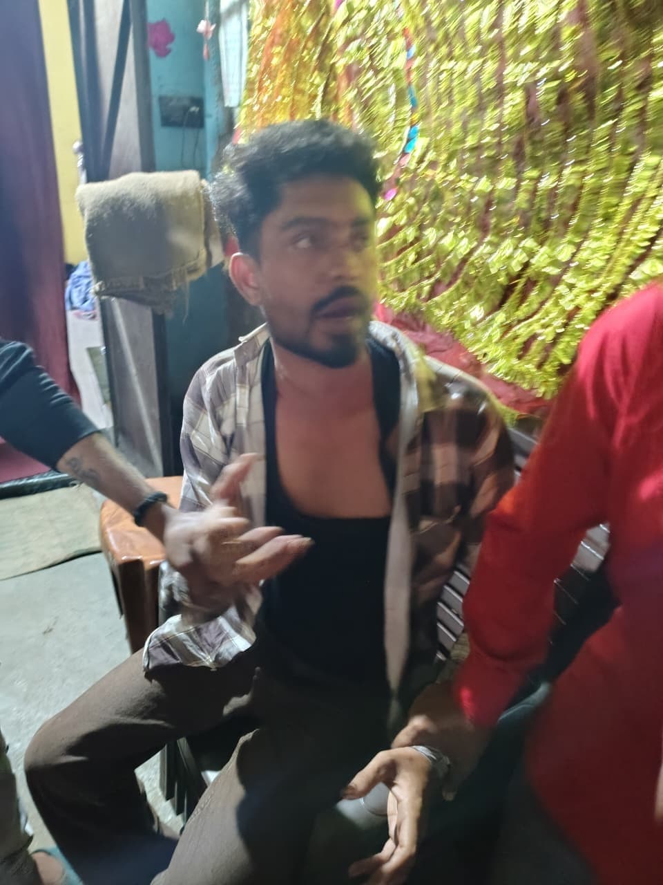 Jamshedpur News : परसुडीह : ब्रेड खिलाकर बकरी को बुलाया, फिर कार में डालकर भागे, लोगोंं ने पकड़कर पीटा