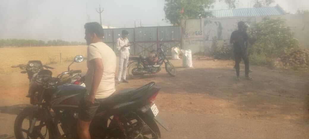 सप्ताह में सिर्फ दो गाड़ी गैस मिलने से एजेंसी संचालक व उपभोक्ता परेशान