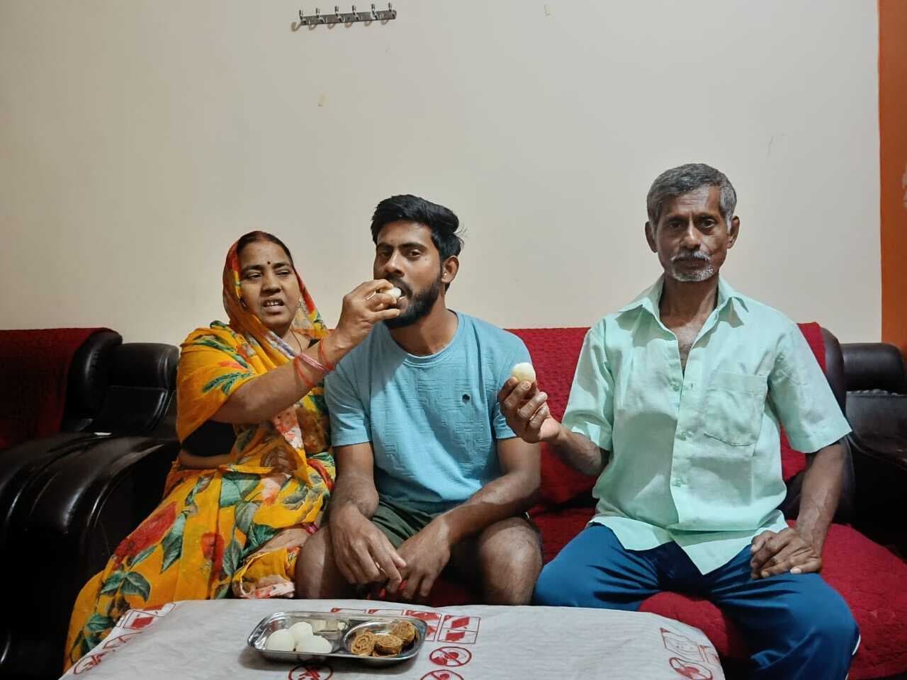 सीजीएल पास कर महेसुआं के चंदन बने असिस्टेंट सेक्शन ऑफिसर