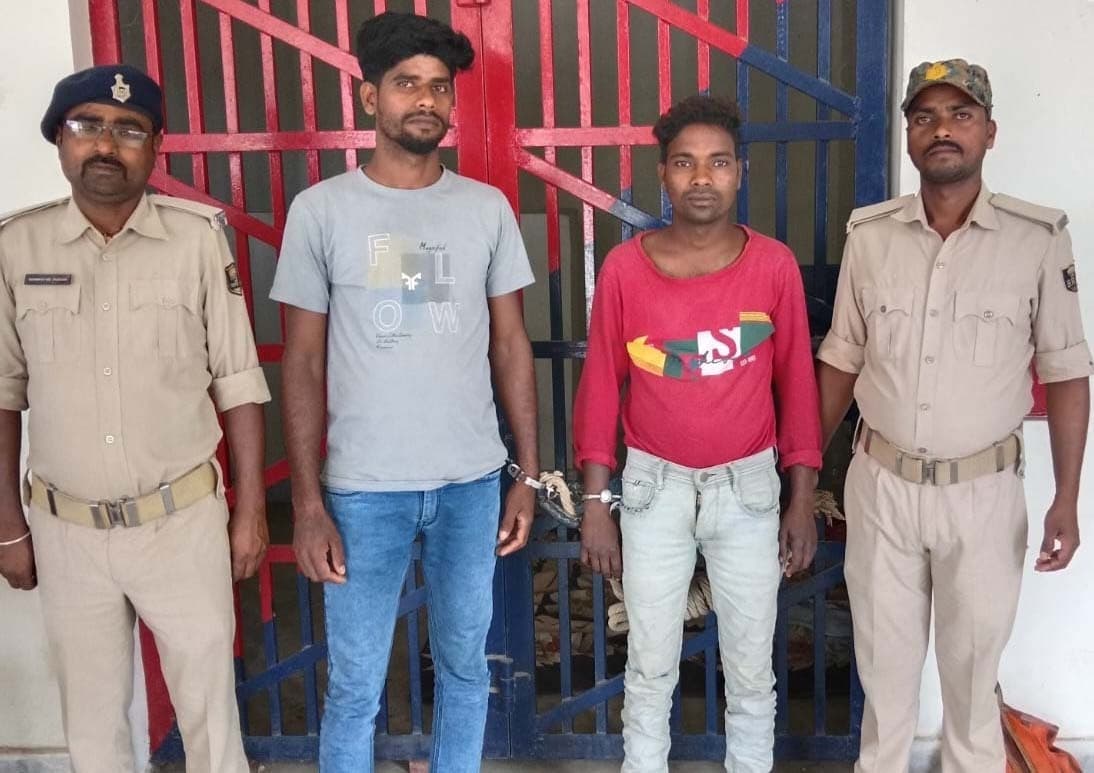 शराब के नशे में हंगामा करते दो युवक गिरफ्तार