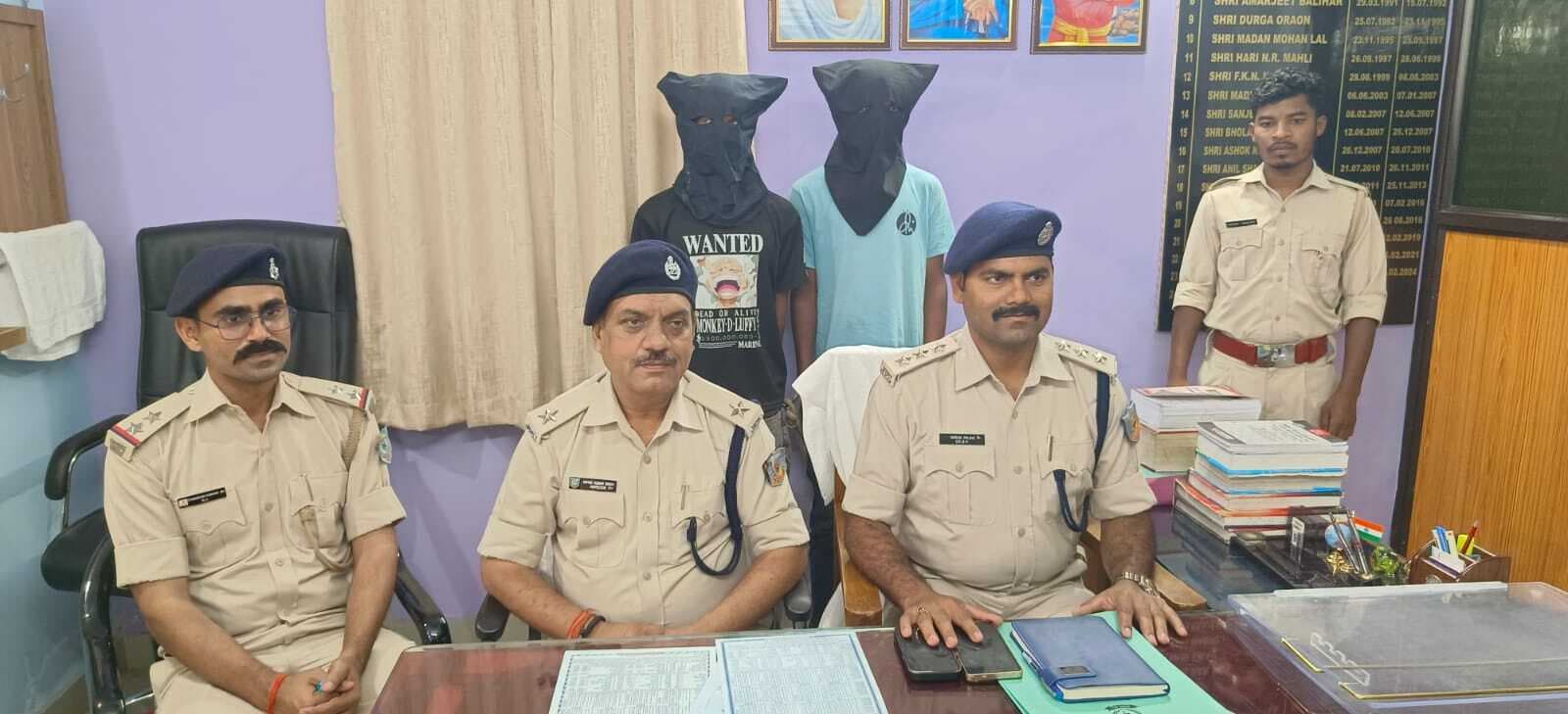 चोरी करने के आरोप में दो गिरफ्तार