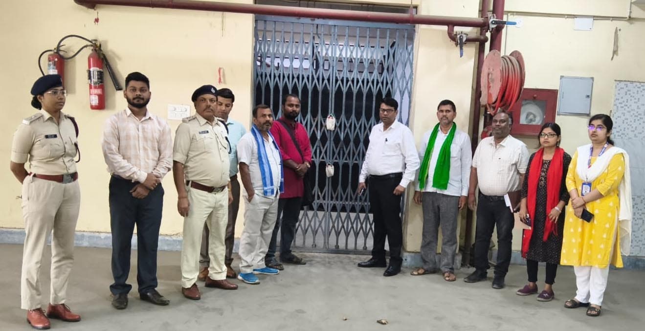 प्रभारी डीएम ने राजनीतिक दलों के प्रतिनिधियों के साथ किया वेयर हाउस का निरीक्षण