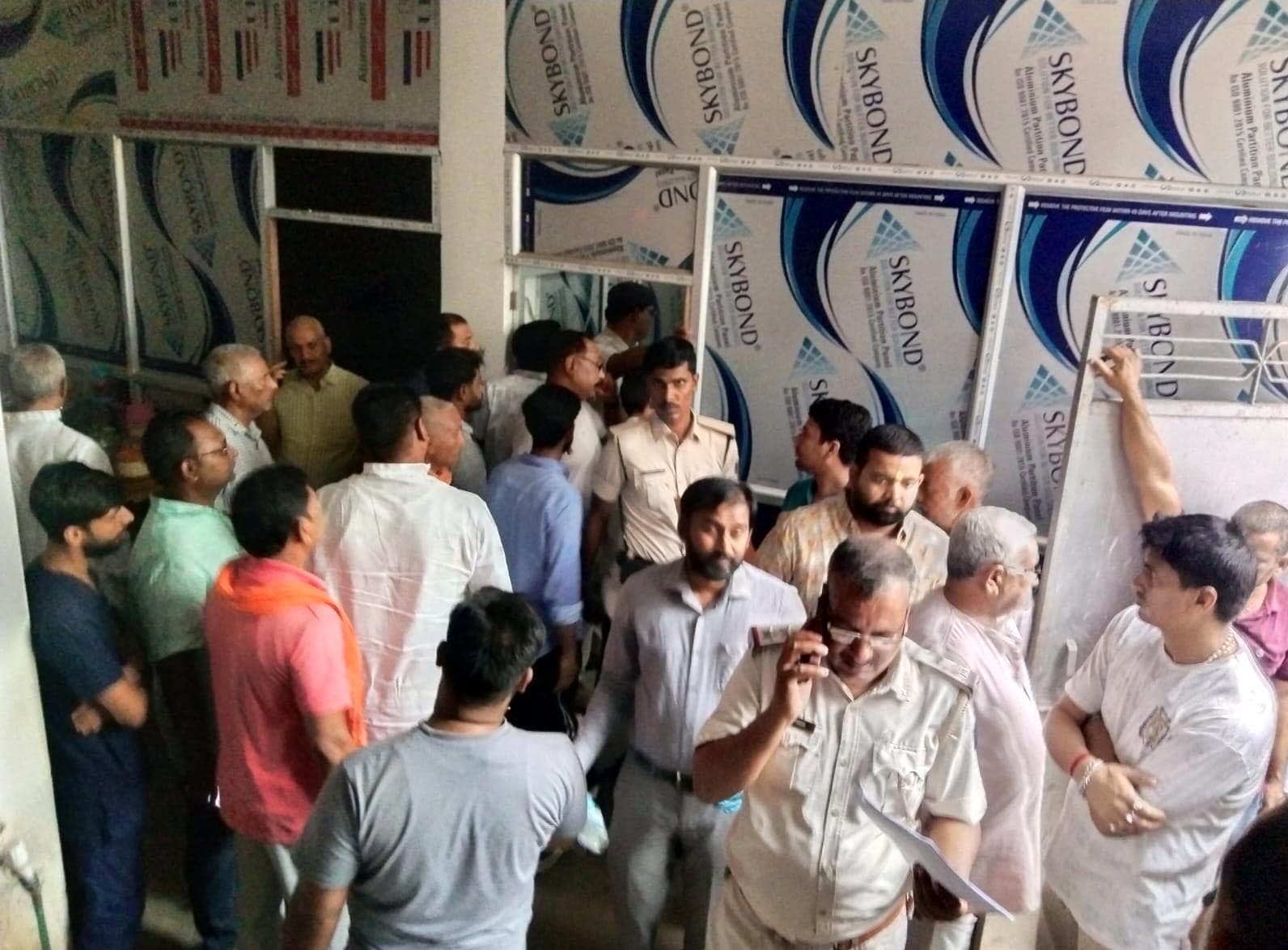 टाउन थाना क्षेत्र के विद्यापीठ चौक स्थित अपने ही हॉस्पिटल में एक चिकित्सक का मिला शव