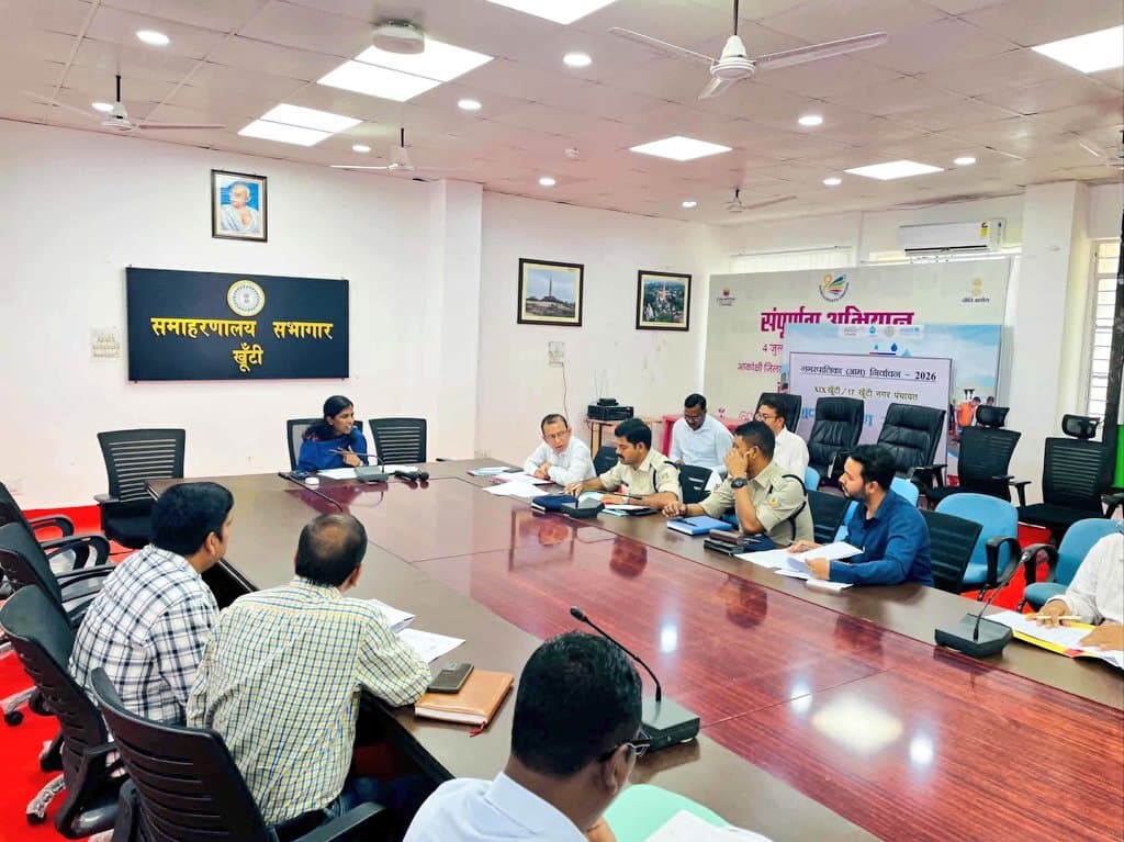 हाइकोर्ट में लंबित वादों की उपायुक्त ने की समीक्षा