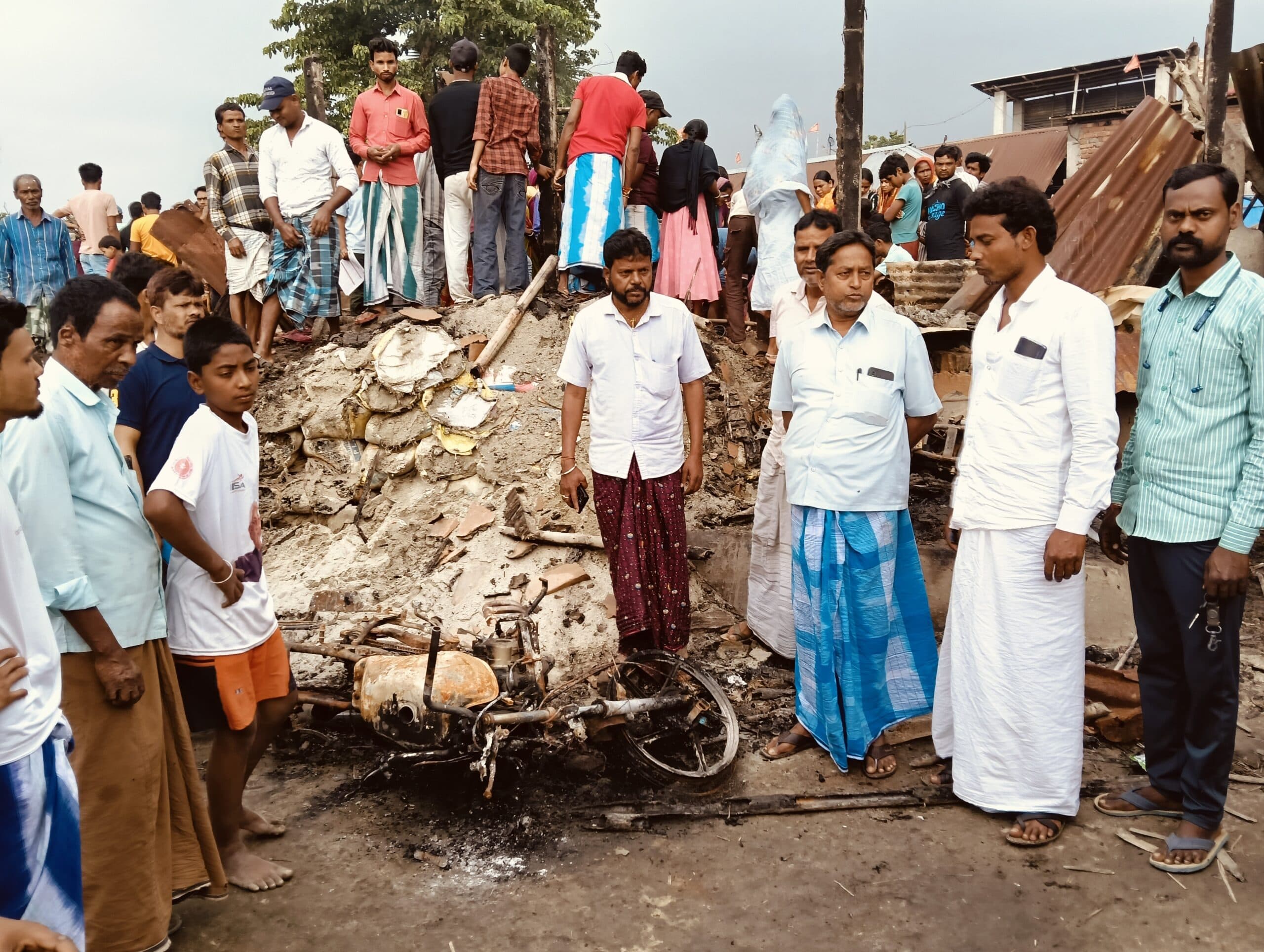 मेंहदीपुर गांव में आग लगने से 14 परिवारों के 23 घर जलकर राख, लाखों की क्षति