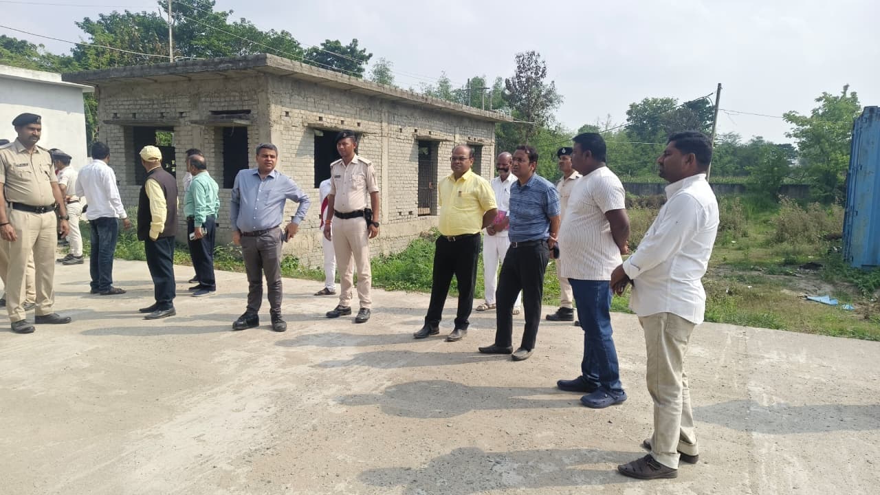 डीएम ने सब स्टेशन का किया निरीक्षण, गुणवत्ता व समयबद्ध कार्य पर दिया जोर