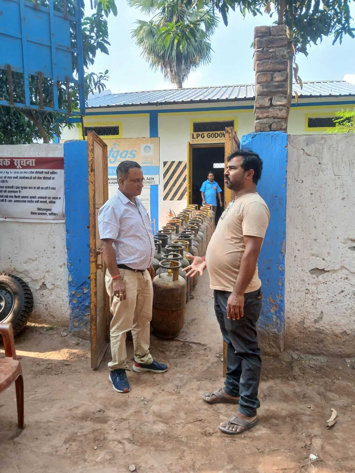 बलिया बेलौन में गैस एजेंसी की हुई जांच