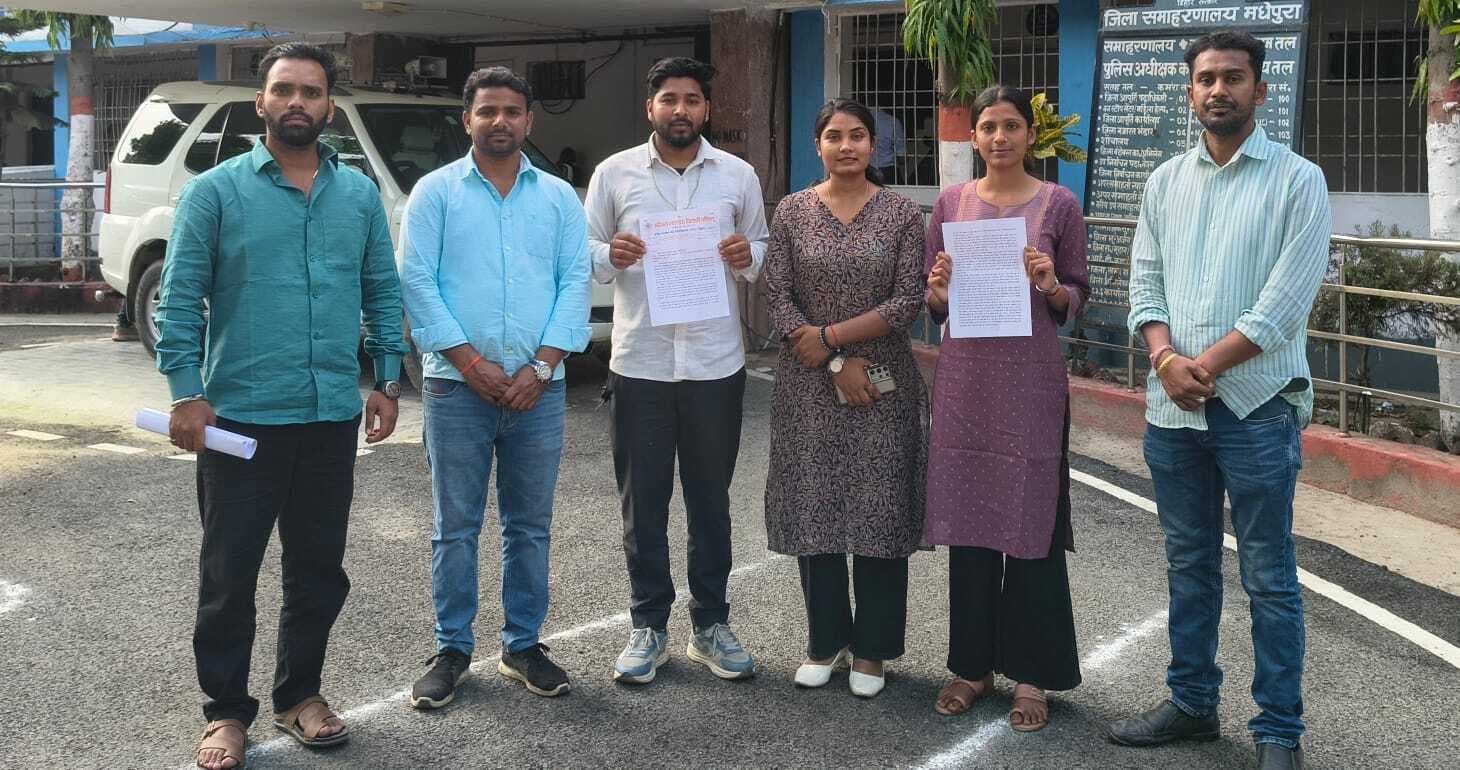 अभाविप ने डीएम को दिया आवेदन