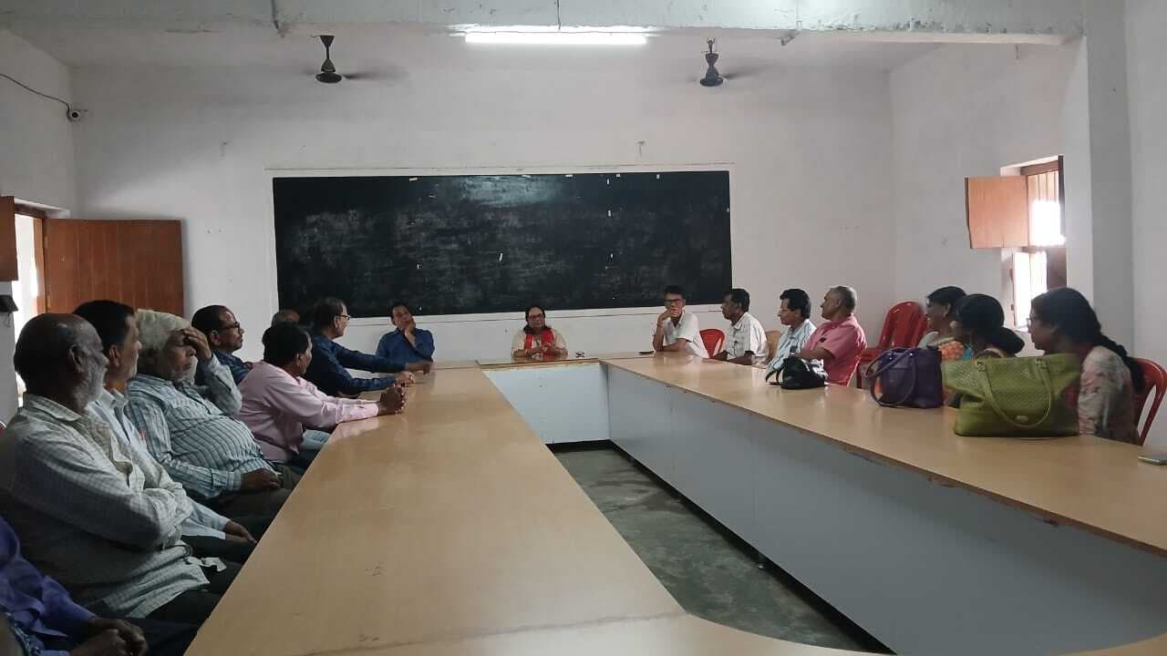 कुलपति ही नहीं विश्वविद्यालय की प्रतिष्ठा पर आघात पहुंचा रहे लूट खसौट करने वाले अधिकारी