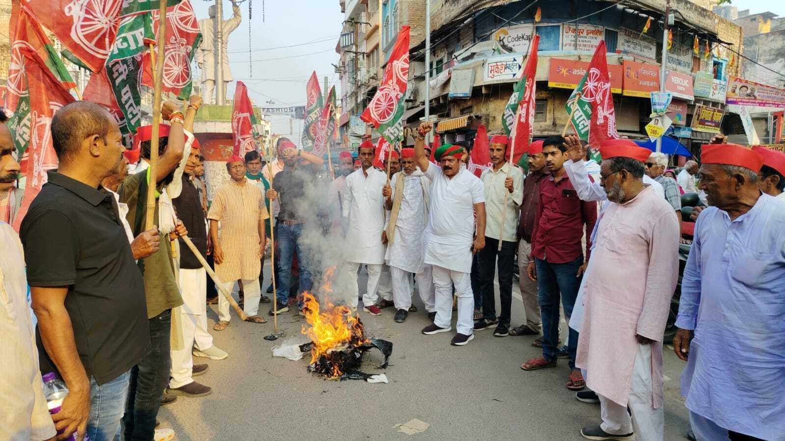 रसोई गैस की किल्लत व महंगाई के विराेध में सपा ने पीएम व सीएम का पुतला फूंका