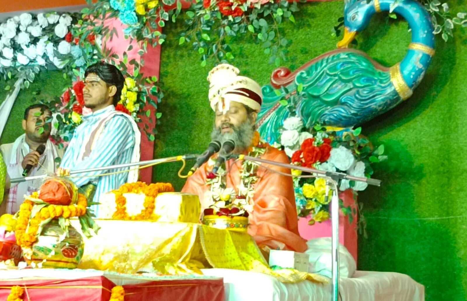 बड़े बुजुर्गों का आदर, सम्मान व सत्कर्म करने से दरिद्रता होती है दूर : स्वामी रामभद्राचार्य