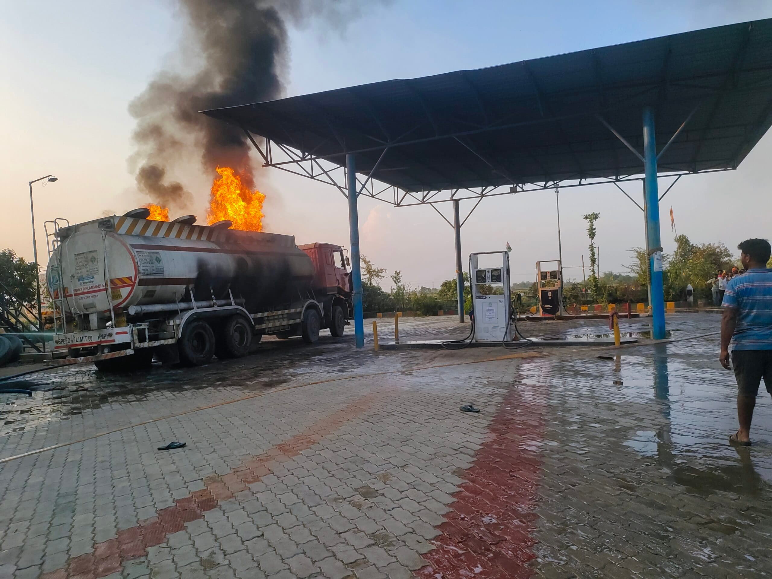 बायोफ्यूल पेट्रोल पंप पर टैंकर में लगी आग, मची अफरा-तफरी