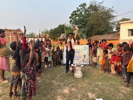 एनएसयूआइ स्थापना दिवस पर बच्चों के बीच शिक्षा और सेवा का संदेश