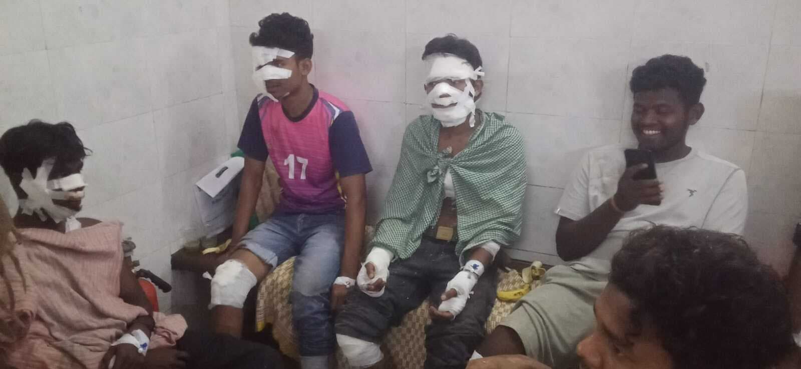 Chaibasa News : मंझारी की जांगीबुरु घाटी में ट्रैक्टर पलटा, 16 ग्रामीण घायल