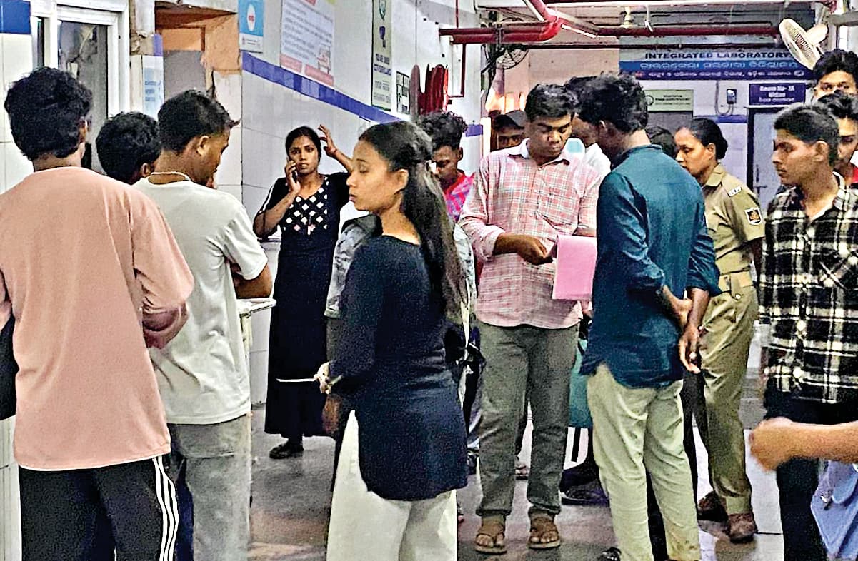 Rourkela News: राउरकेला के बालूघाट में सड़क किनारे खड़ी युवती को तेज रफ्तार कार ने कुचला, मौत