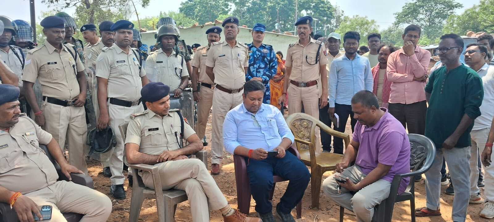 न्यू पिट लाइन एरिया से अतिक्रमण हटाने पहुंचे रेल अधिकारी लौटे वापस