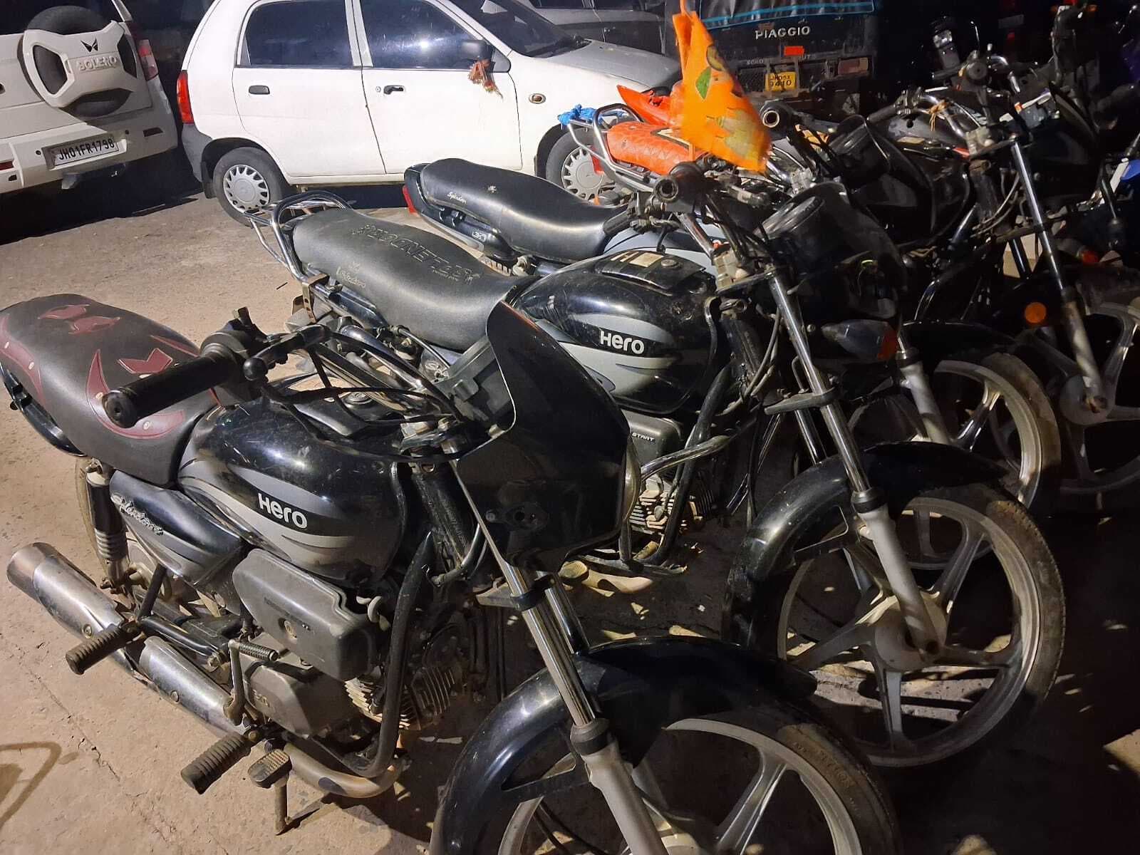 Jamshedpur News : उलीडीह : बाइक चोरी में माहिर दंपती के बाद बेटा और साथी भी गिरफ्तार