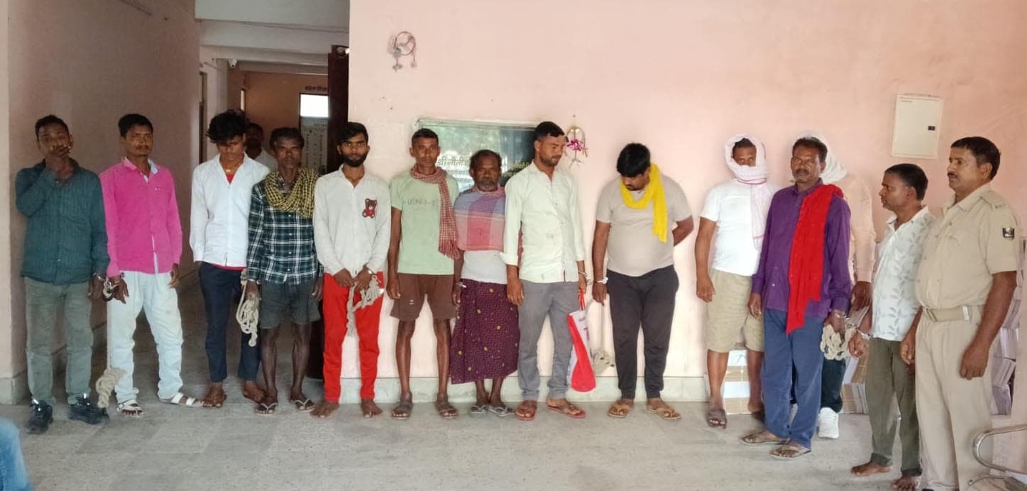 देसी शराब के साथ एक तस्कर व 12 पीने वाला गिरफ्तार