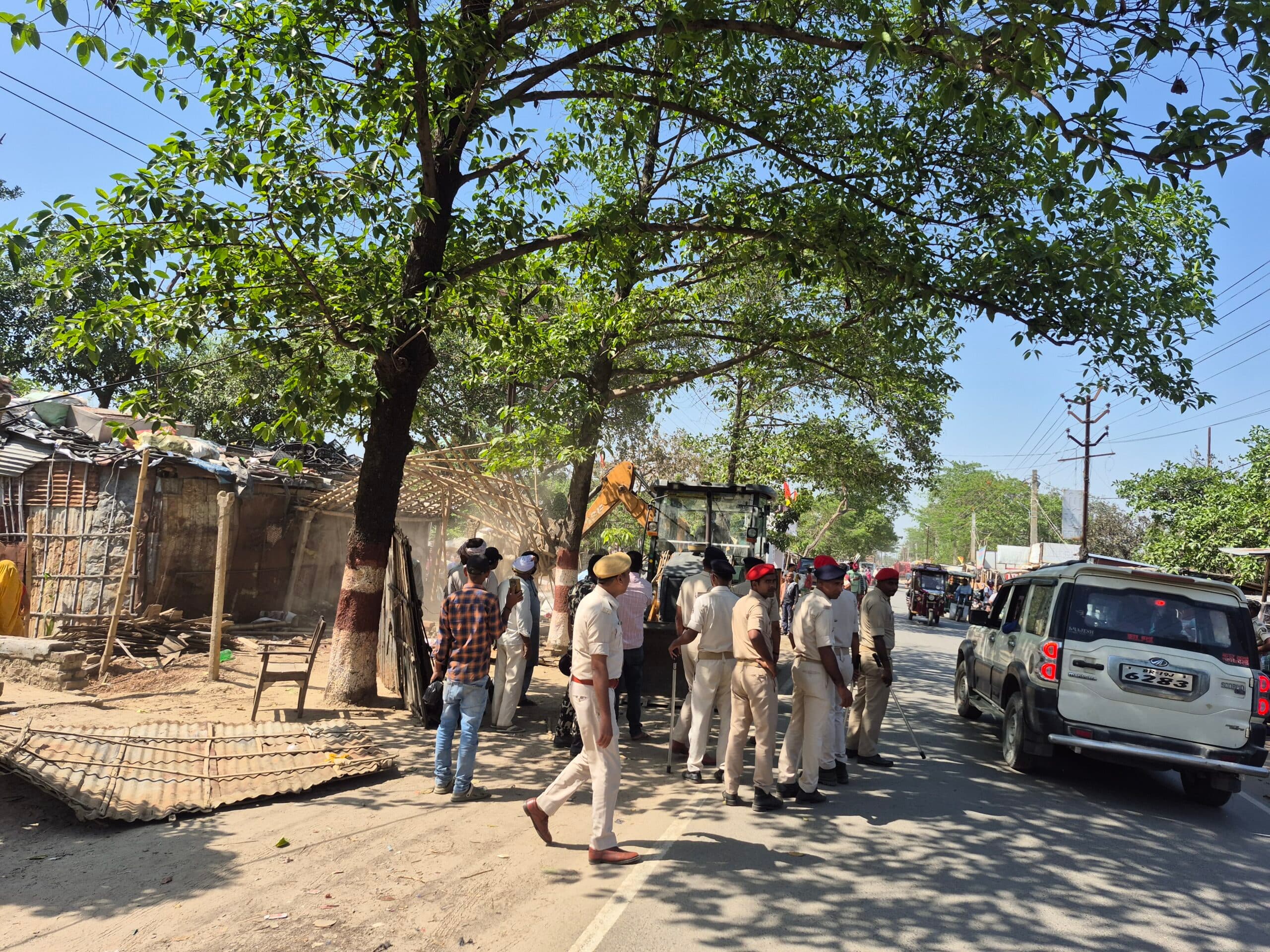 स्टेडियम के पीछे से हटाया गया अतिक्रमण