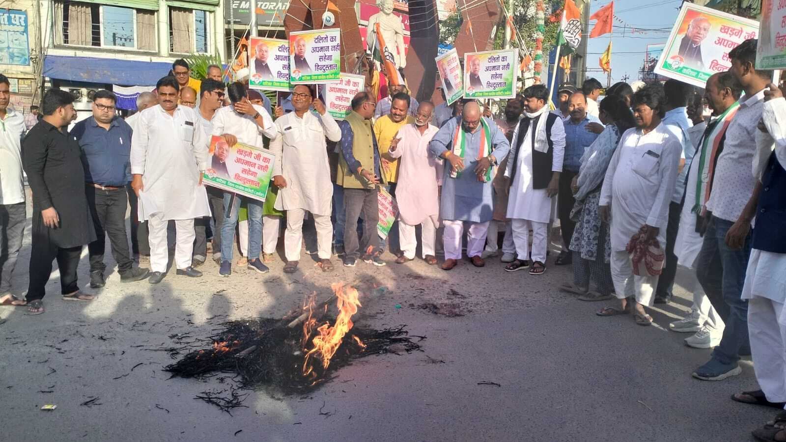 कांग्रेस नेताओं व कार्यकर्ताओं ने असम के मुख्यमंत्री का पुतला फूंका