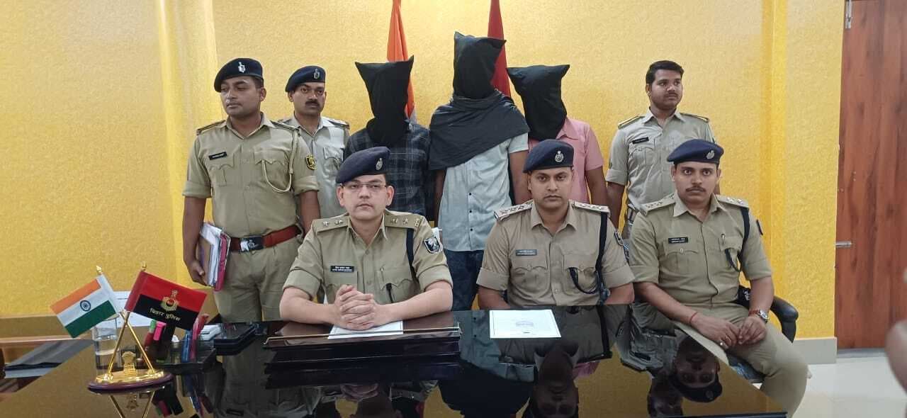 दो पिस्टल, एक कट्टा व 22 कारतूस के साथ तीन हथियार कारोबारी गिरफ्तार