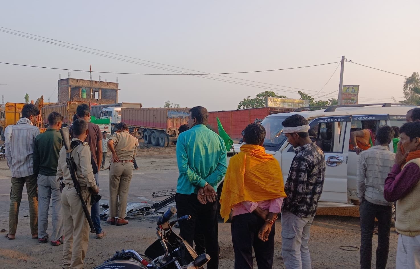 ट्रक स्कॉर्पियो की टक्कर में आठ लोग घायल