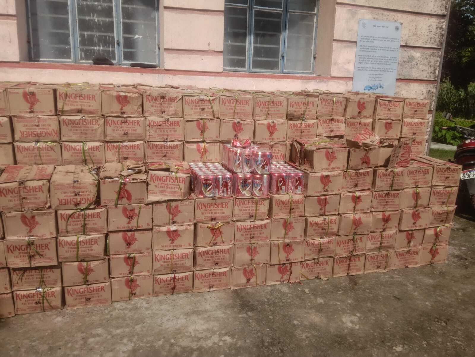 चावल के बोरे में छिपाकर लाई जा रही 3535 लीटर शराब जब्त, तस्कर फरार