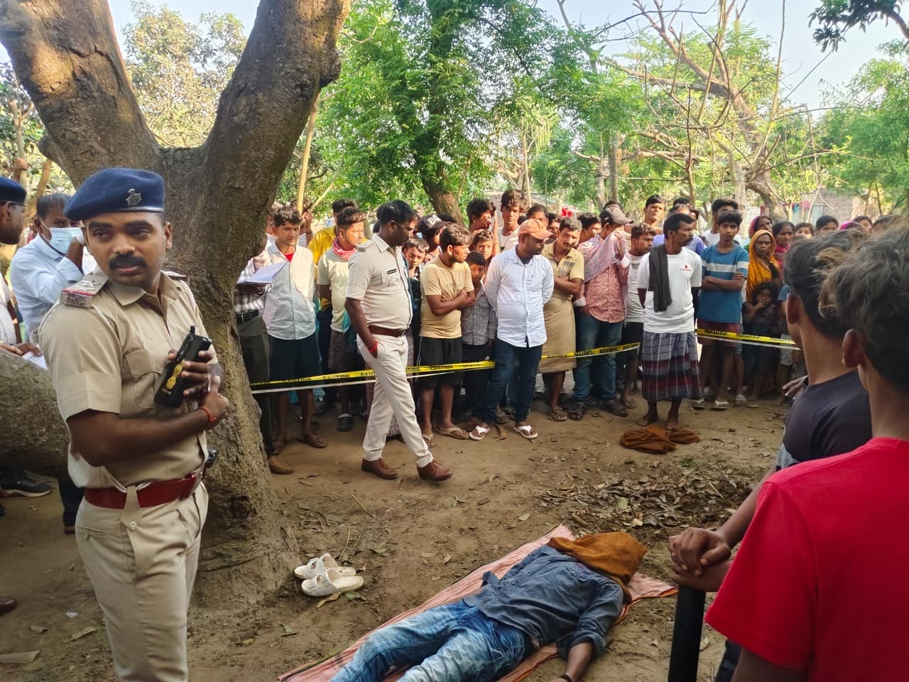 आम के पेड़ से लटका मिला युवक का शव, सनसनी