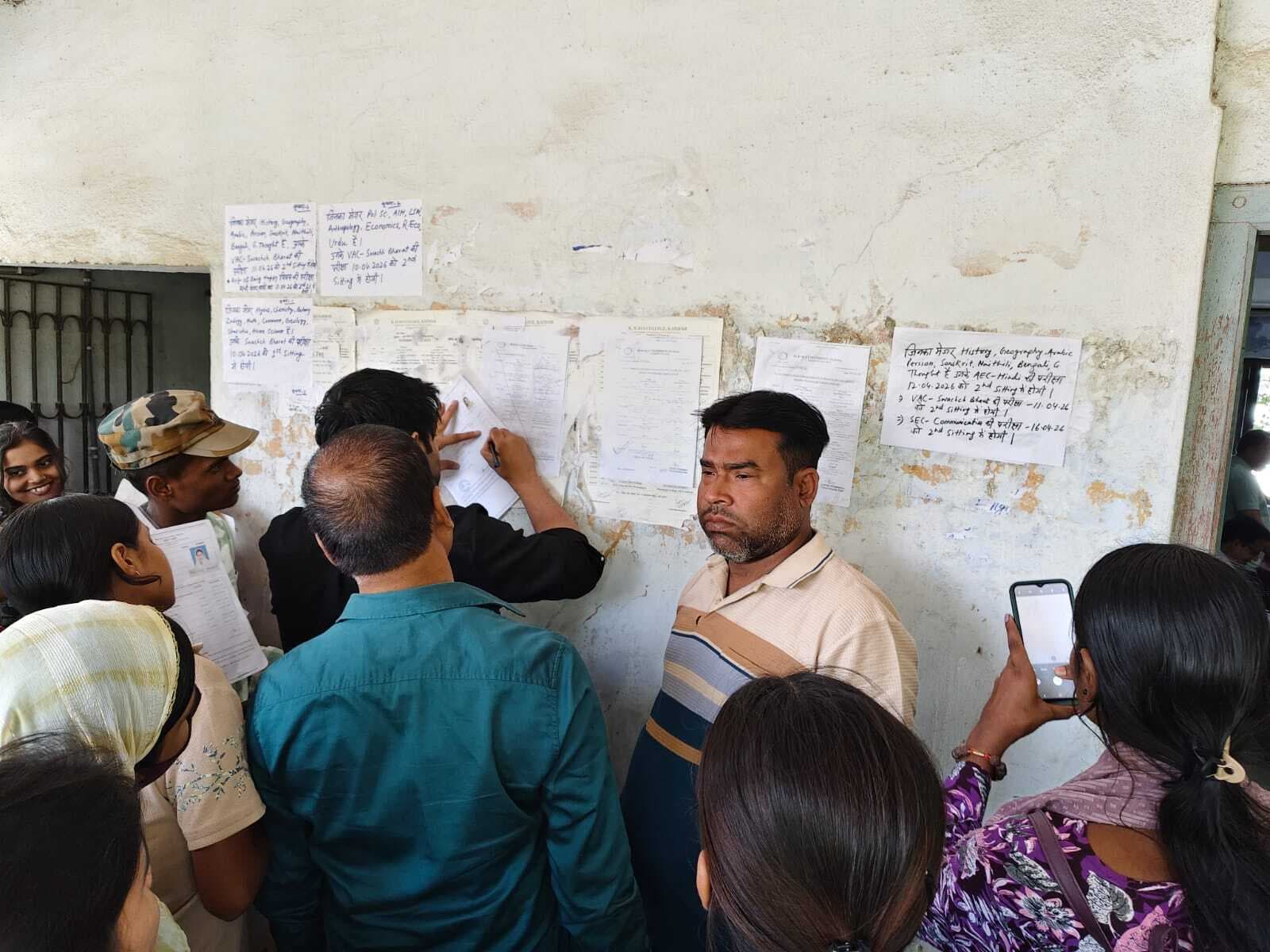 दूसरे दिन भी केबी झा कॉलेज में छात्रों ने घंटों तक किया हंगामा