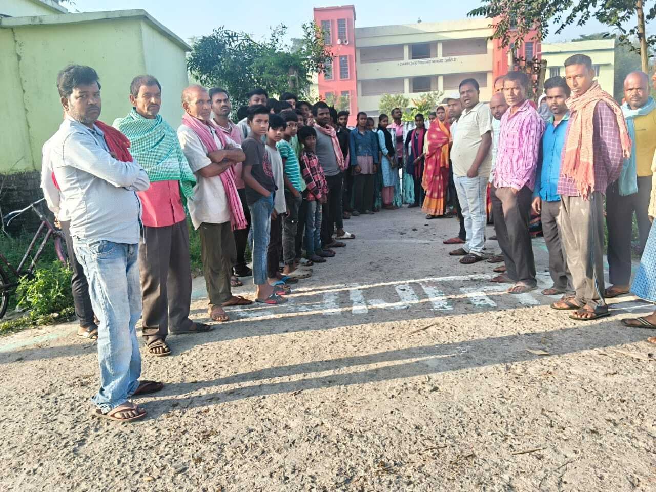 नामांकन से वंचित छात्रों ने स्कूल में की तालाबंदी
