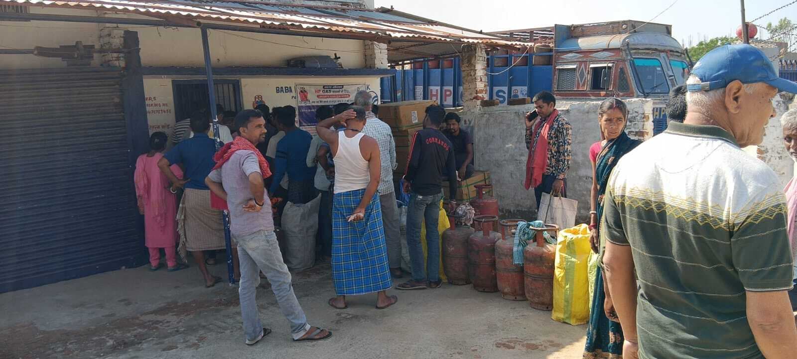 एक घंटे के अंदर 324 सिलिंडर का हो गया वितरण, कई उपभोक्ता बैरंग लौटे