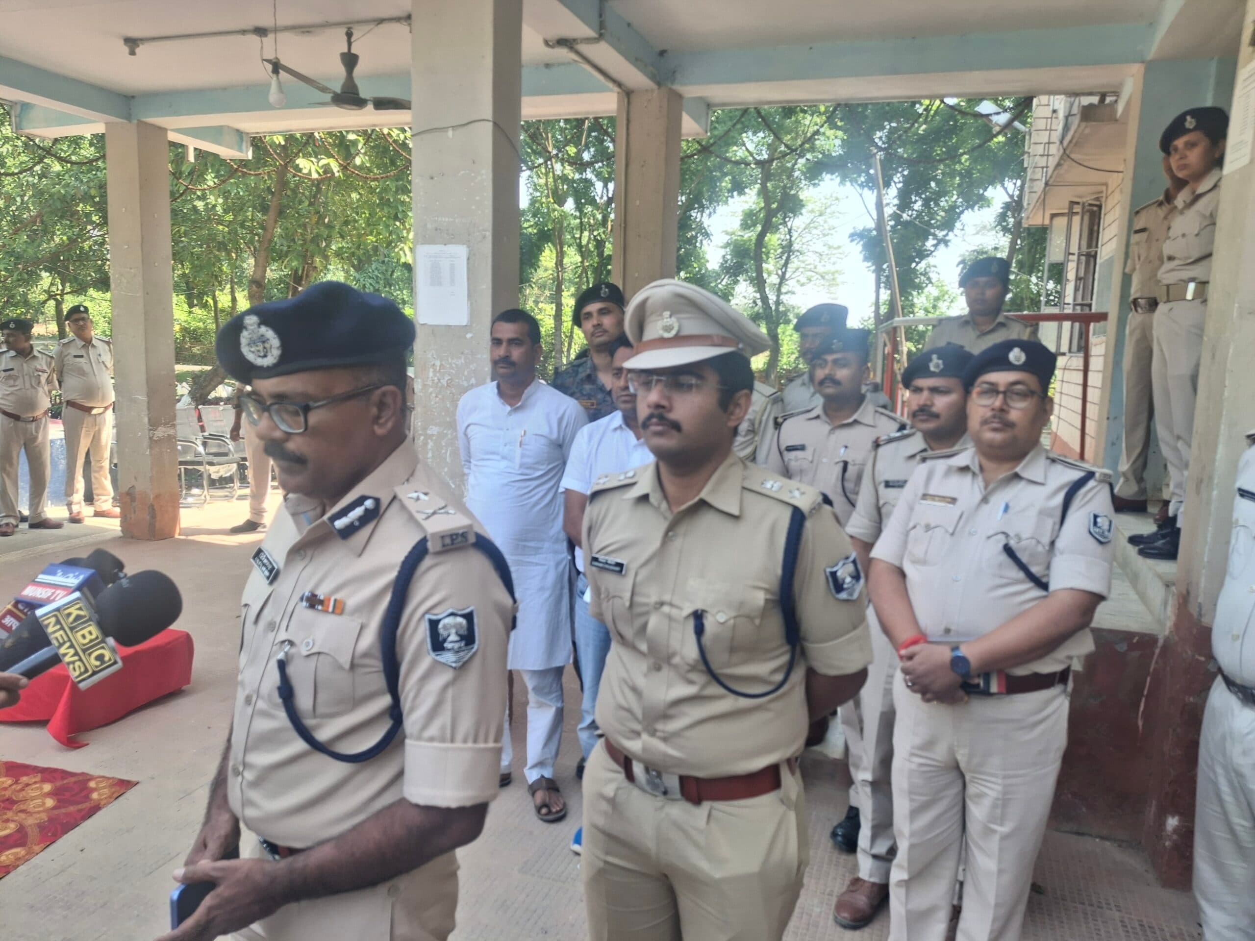 आइजी ने फलका थाना के एएसआई व चौकीदार को कार्य में लापरवाही पर किया निलंबित