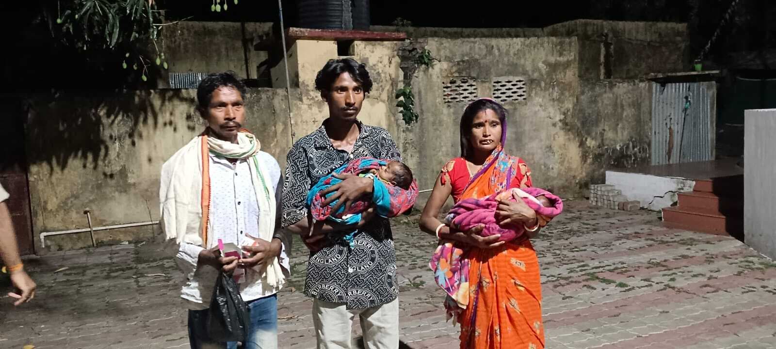 दूधमुंही बच्चियों को छोड़ मायके गयी मां, पुलिस की लेनी पड़ी मदद