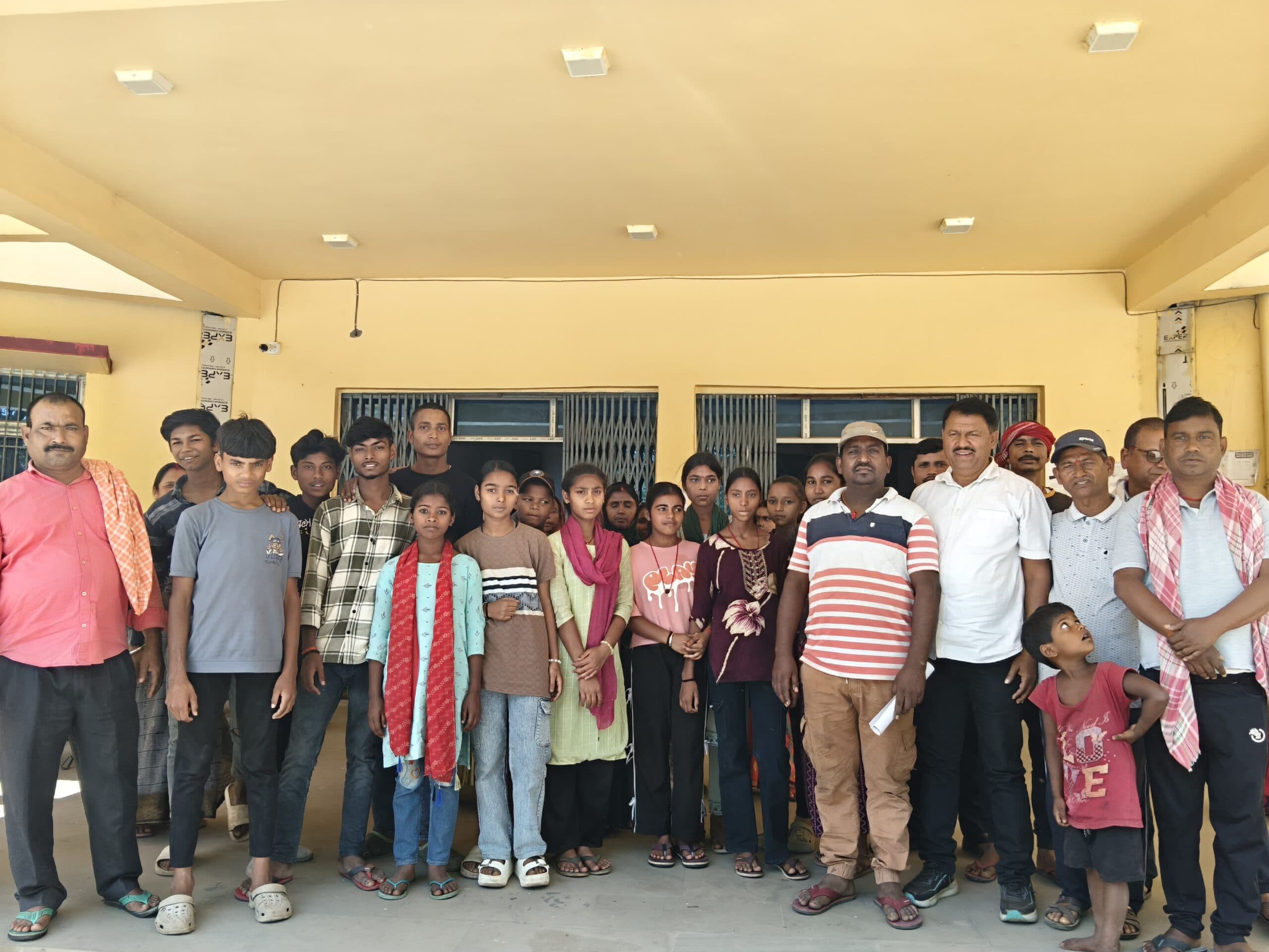 प्लस टू विद्यालय में नामांकन नहीं मिलने से नाराज छात्र-छात्राओं व अभिभावकों ने किया प्रदर्शन