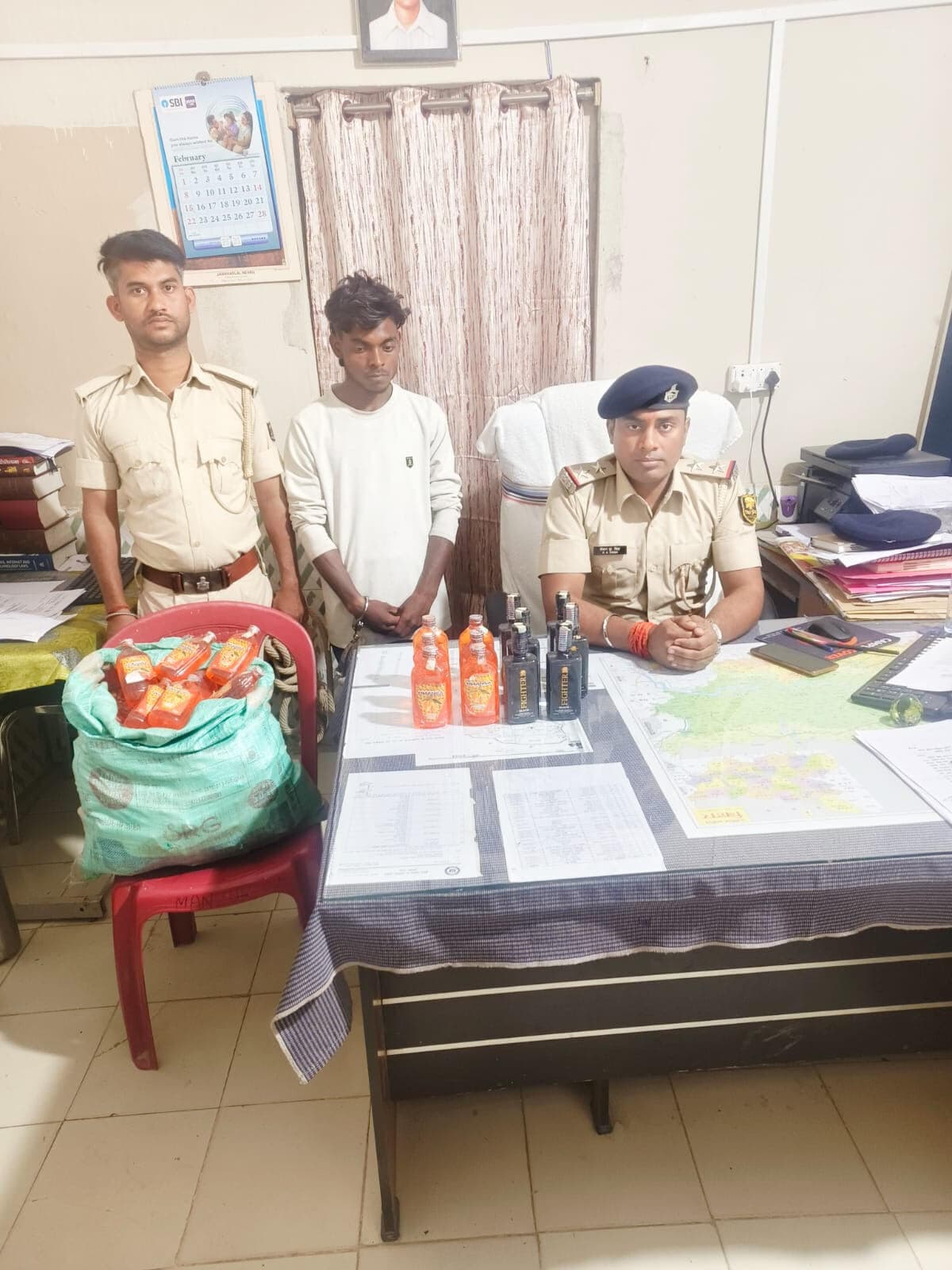 81 बोतल शराब के साथ तस्कर गिरफ्तार