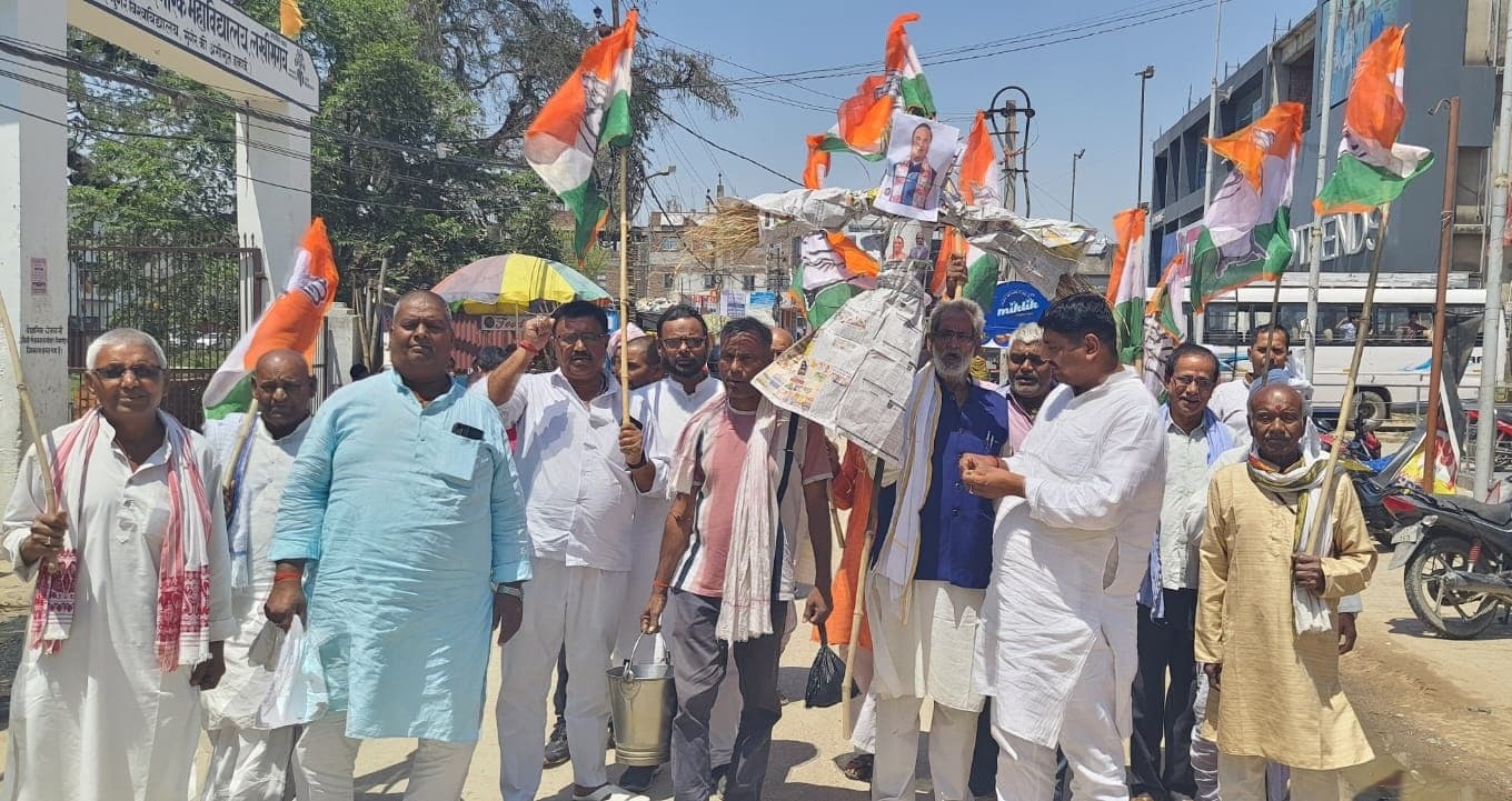 कांग्रेसियों ने असम के सीएम का फूंका पुतला