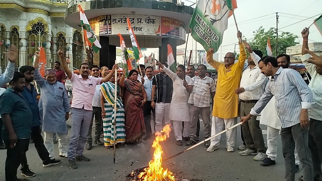 असम के मुख्यमंत्री के अभद्र टिप्पणी के विरोध में कांग्रेसियों ने पुतला दहन कर किया प्रदर्शन