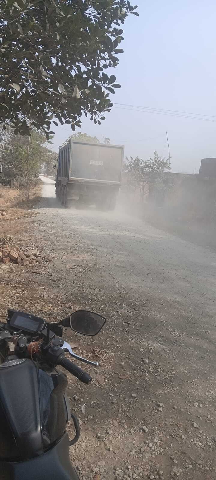 अधूरा निर्मित सड़क से ग्रामीण परेशान, आंदोलन की चेतावनी