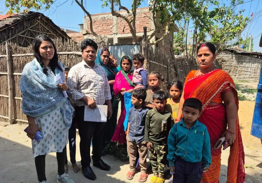 मध्य विद्यालय बोड़ाकोठी में नामांकन अभियान के तहत शिक्षकों ने किया घर-घर संपर्क