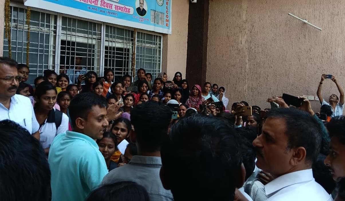 प्रवेश पत्र में गड़बड़ी को लेकर स्नातक प्रथम सेमेस्टर की शेष परीक्षाएं स्थगित, परीक्षा केंद्रों से लेकर पूर्णिया विवि तक भारी हंगामा