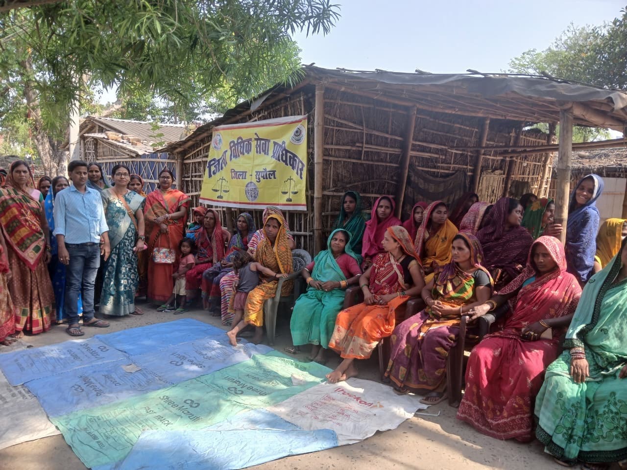 विधिक जागरूकता शिविर में महिलाओं को मुआवजा योजना की दी गई जानकारी