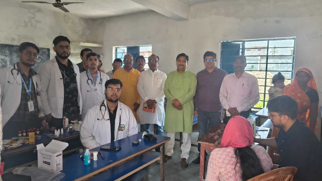 स्वास्थ्य शिविर में सैकड़ों मरीजों की हुई जांच