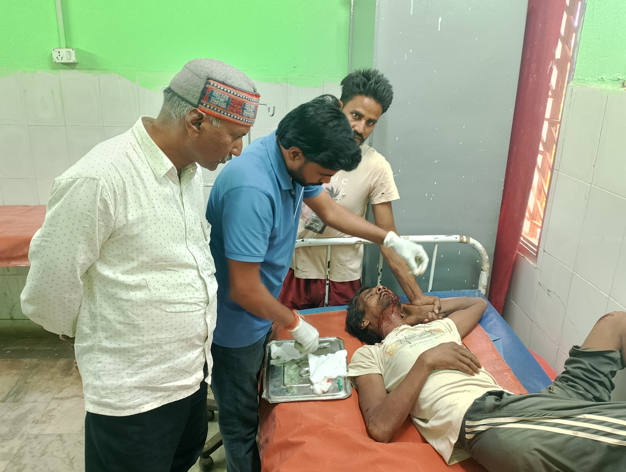 घुमावदार मोड़ पर बाइक असंतुलित, दो घायल