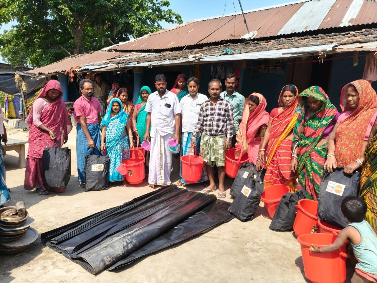 अग्नि पीड़ितों के बीच सामग्री का किया वितरण