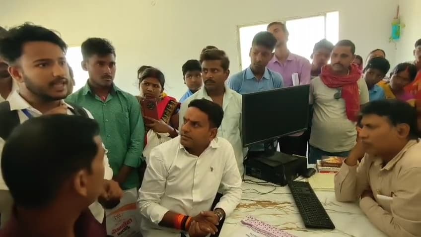मंत्री के हाथों उद्घाटन वाला स्कूल घिरा विवाद में, नामांकन नहीं होने पर छात्रों का हंगामा