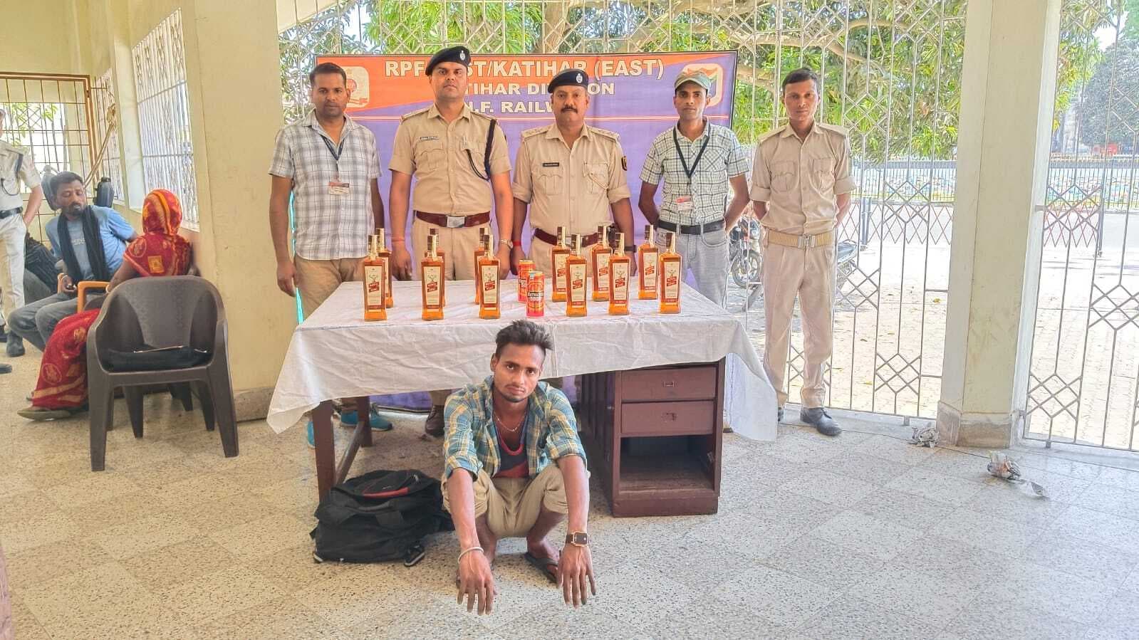 उत्पाद विभाग की छापेमारी में पांच तस्कर गिरफ्तार, 47 लीटर शराब बरामद