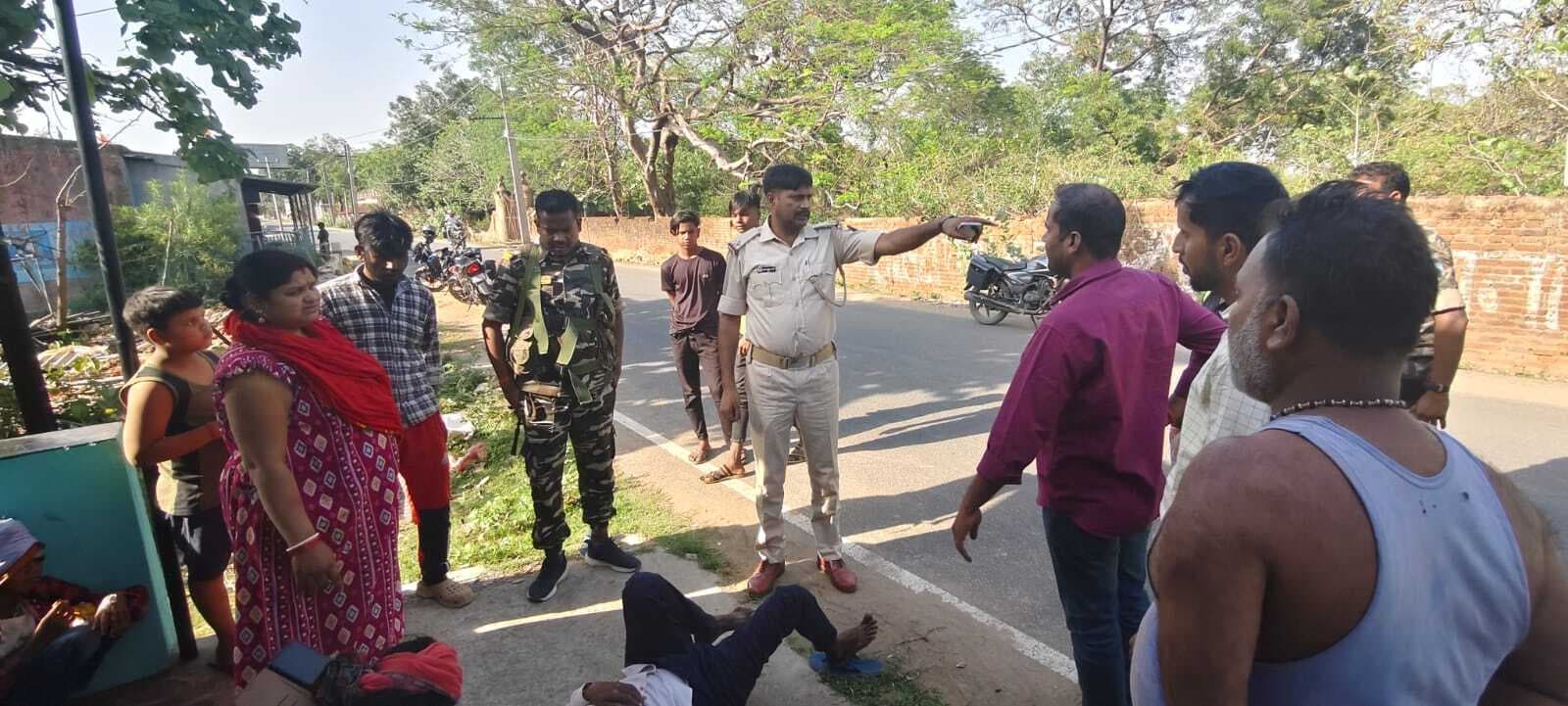 नहीं पहुंची एंबुलेंस. दो घंटे तक इंतजार करते रहे घायल मां, बेटे व पोता