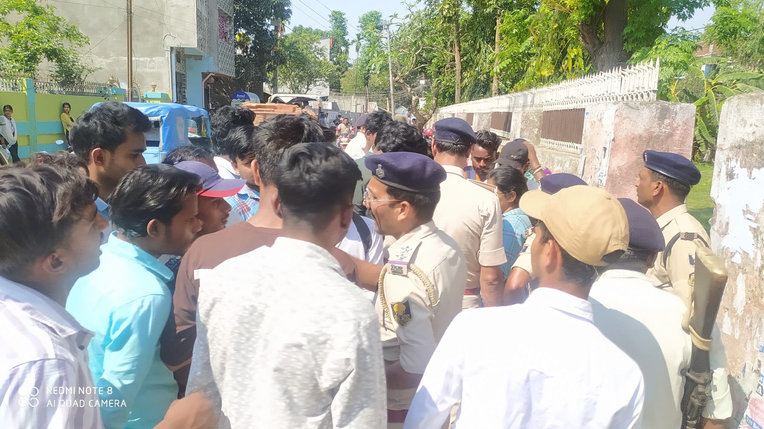 परीक्षा स्थगित होने पर परीक्षार्थियों का हंगामा